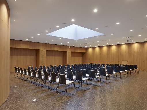 Image 2: The visual warmth of the oak veneer used is perfectly showcased in this hall. Photo: Roland Halbe